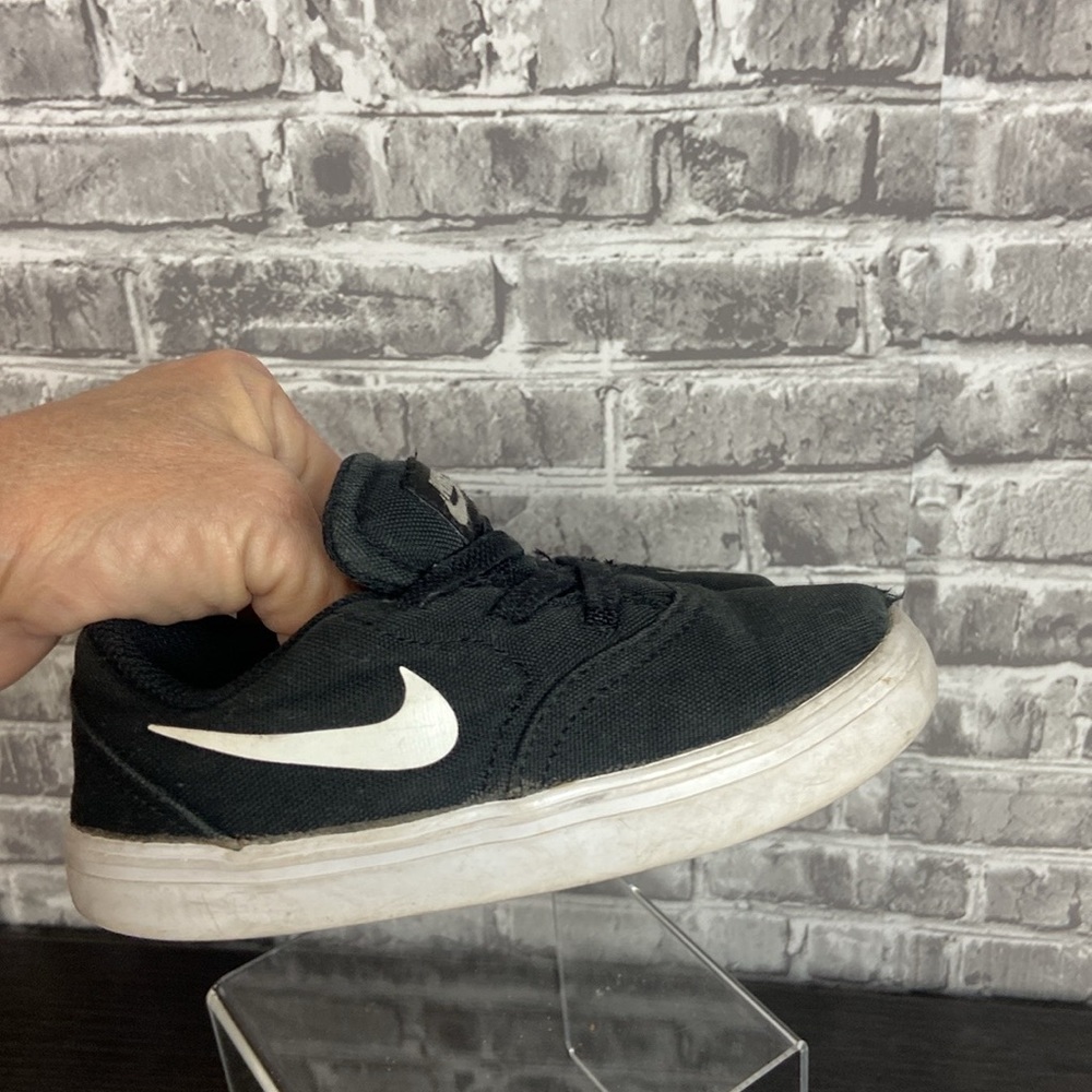 Nike - Picture 3 of 9
